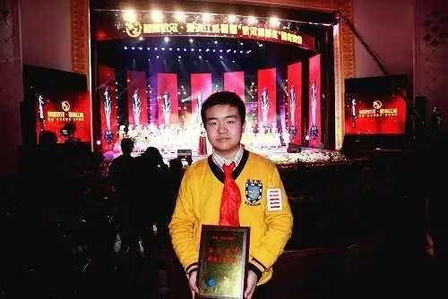 黄艺博家庭背景,出身名门，传承家族荣耀的年轻才俊  第3张